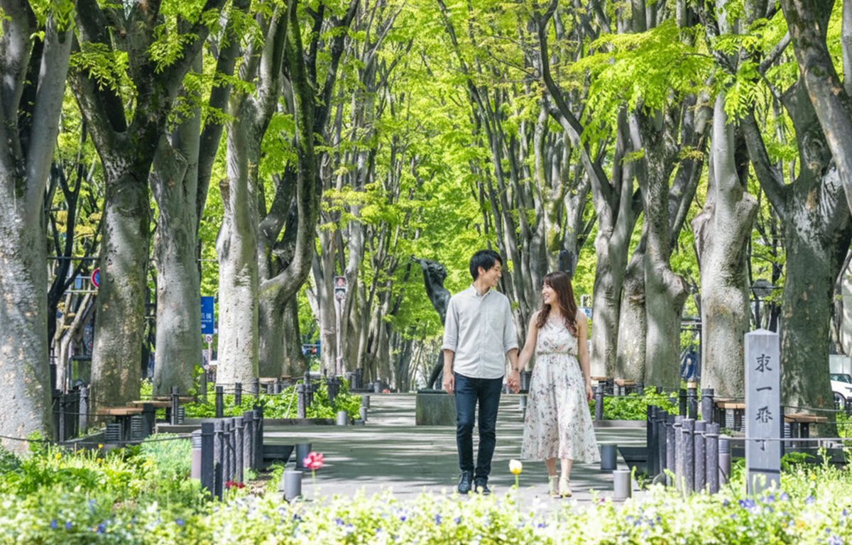 定禅寺通を歩くカップル